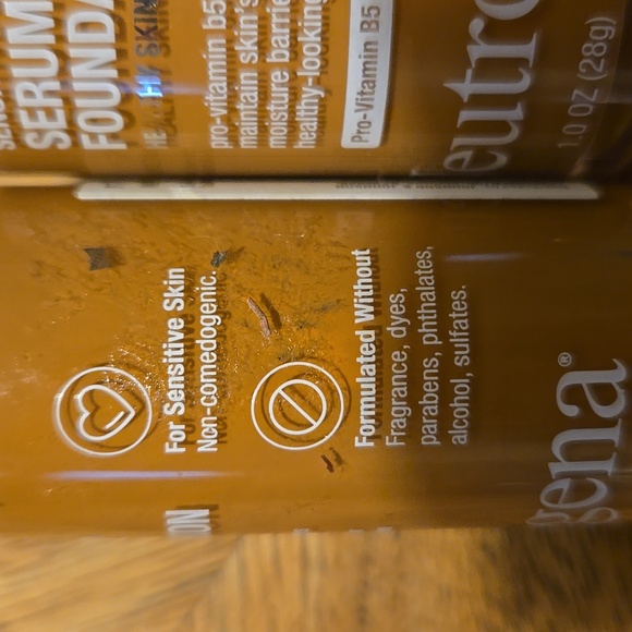Neutrogena Foundation Set of 2 - Picture 3 of 4